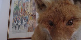 Ein Fuchs vor einem Gemälde